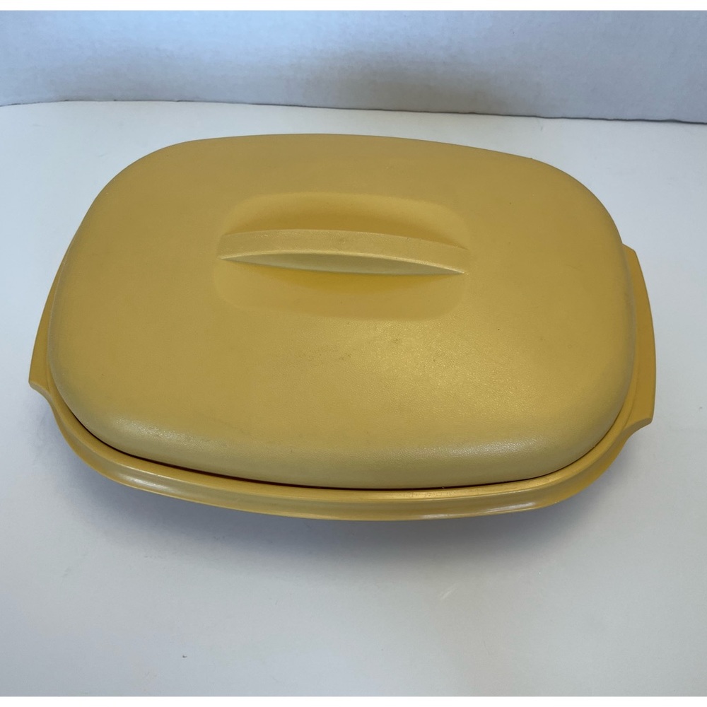 Vintage Tupperware - Harvest Gold/White
Food/Vegetable Micro-Steamer